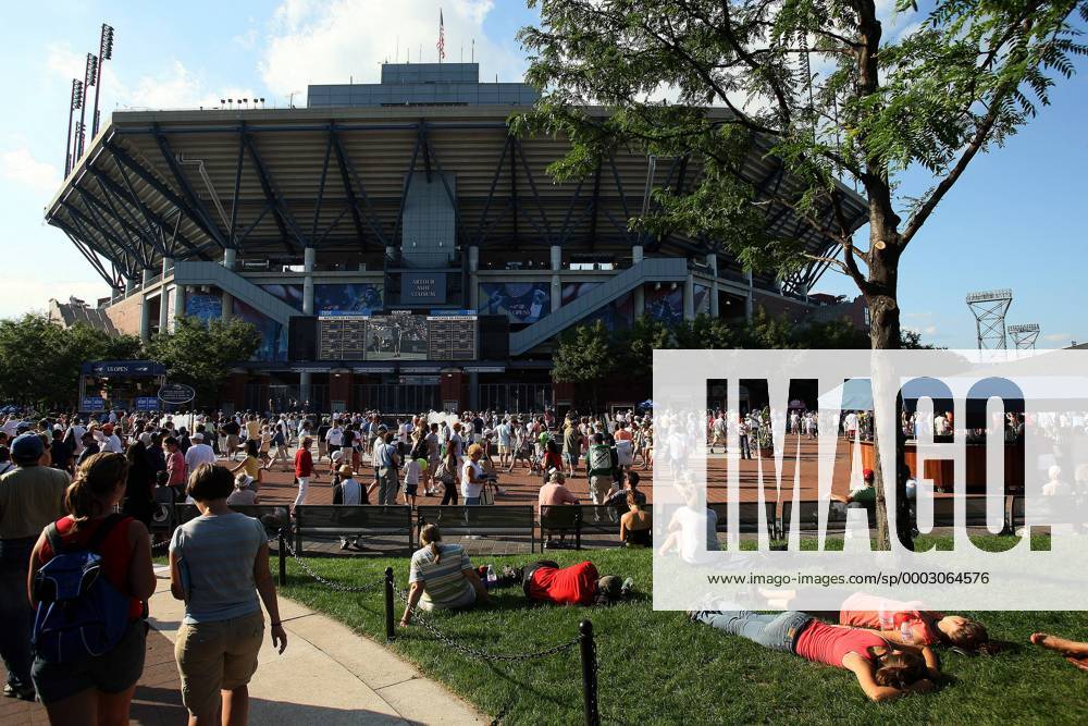 Tennisfans auf dem Platz vor dem Arthur Ashe Stadium am Rande der US Open 2007 Tennis Herren US Open 2007, Grand Slam, ATP Tour Totale Flushing Meadow o0 USA New York, NY, N Y Tennis Herren US Open 2007, Grand Slam, ATP Tour Totale Flushing Meadow o0 USA New York, NY, N Y