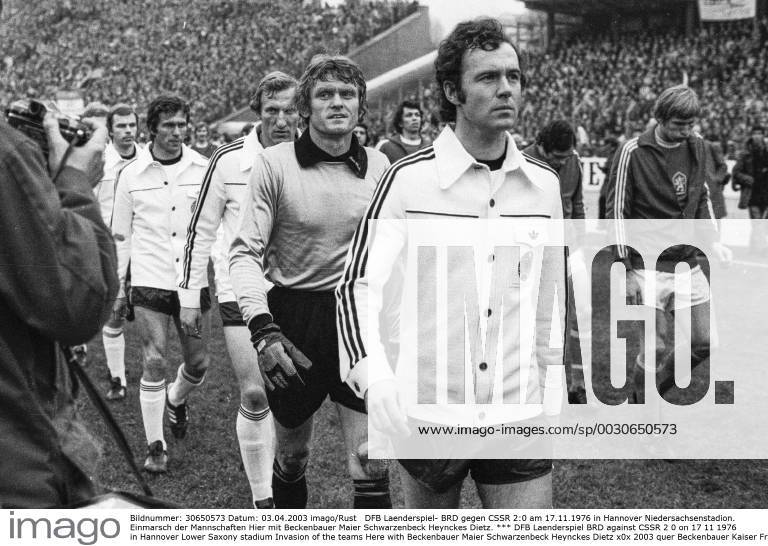 DFB Laenderspiel BRD against CSSR 2 0 on 17 11 1976 in Hannover Lower Saxony stadium Invasion of the teams Here with Beckenbauer Maier Schwarzenbeck Heynckes Dietz