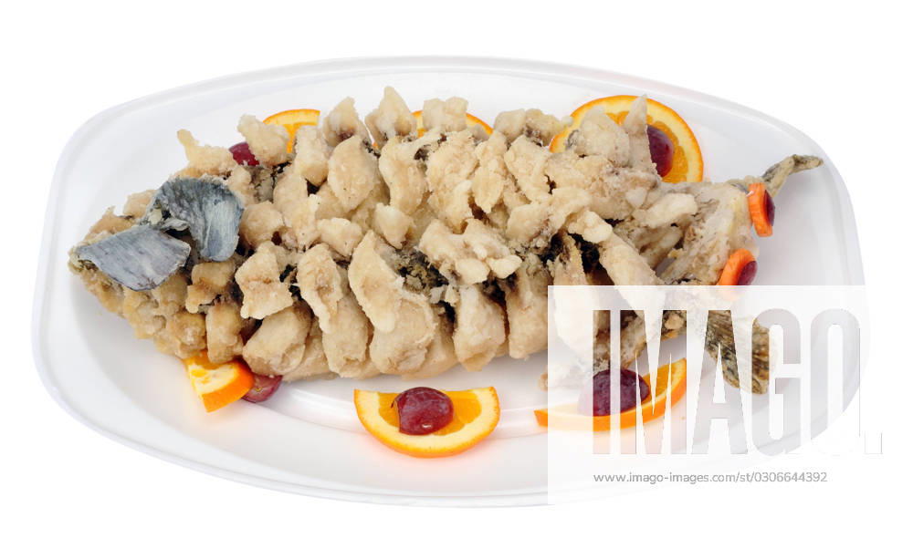 IMAGO Creative, Food, Karpfen-Saison Fried carp fish in Chinesse style Fried New Year carp fish in Chinese style lie on plastic thermo plate. Isolated with patch