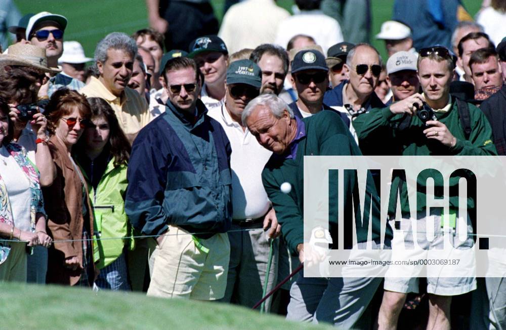 Golflegende Arnold Palmer (USA) - Schlag vor den Zuschauern - (AUG97040808) Golf Herren Masters Tournament 1997, PGA Tour, Training Totale Augusta Golf Herren Masters Tournament 1997, PGA Tour, Training Totale Augusta