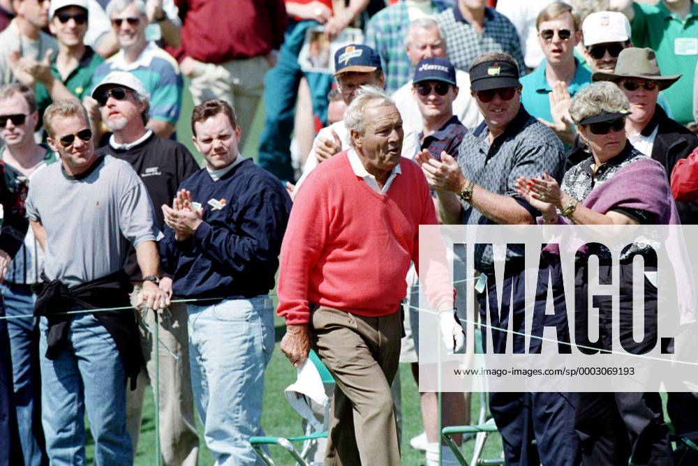 Golflegende Arnold Palmer (USA) genießt den Applaus der Zuschauer - (AUG97041111) Golf Herren Masters Tournament 1997, PGA Tour, Totale Augusta Golf Herren Masters Tournament 1997, PGA Tour, Totale Augusta