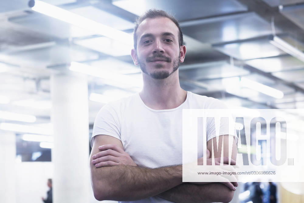 Portrait of a young businessman standing with arms crossed in an office, Freiburg im Breisgau, Baden-Württemberg, Germany Freiburg im Breisgau, Freiburg im Breisgau, Germany CR_SIGO160503-02601-01 ,model released, Symbolfoto ,property released