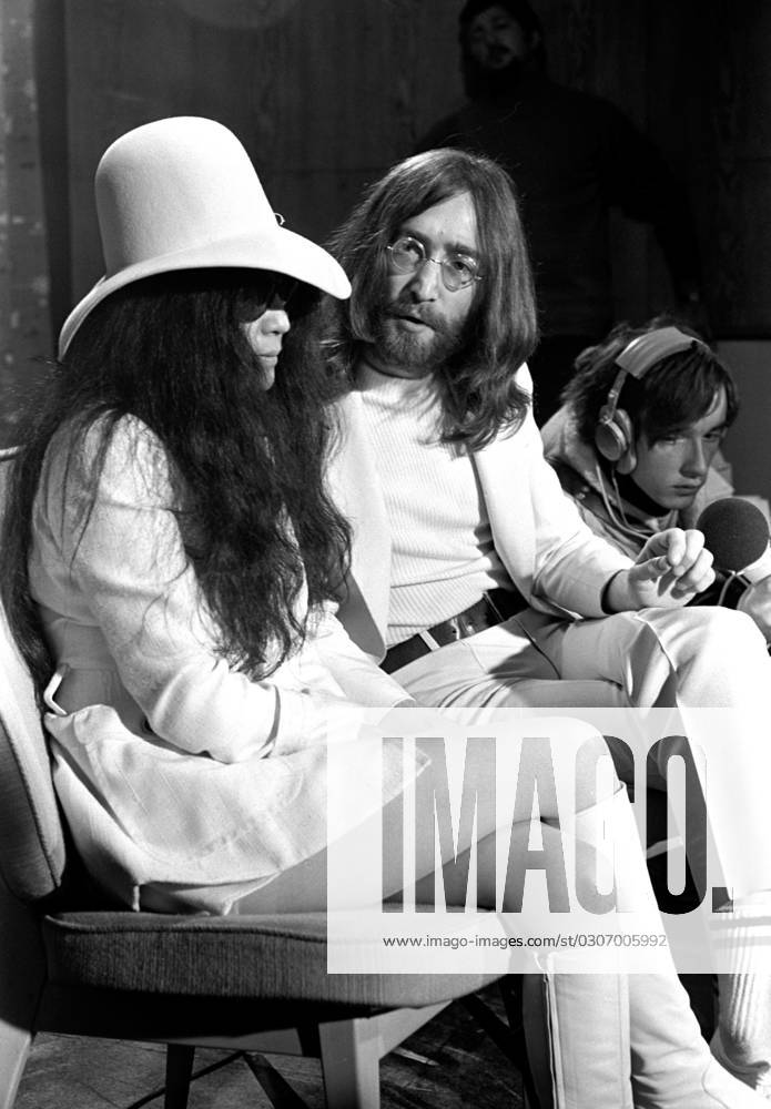 John Lennon - Archive John Lennon and Yoko Ono 1969 at London Heathrow Airport, Credit:Chris Walter Avalon Great Britain, London