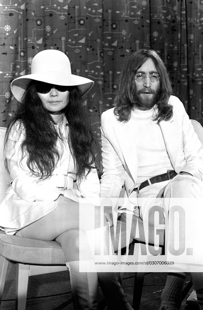 John Lennon - Archive John Lennon and Yoko Ono 1969 at London Heathrow Airport, Credit:Chris Walter Avalon Great Britain, London