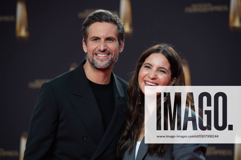 Tom BECK, actor, and partner Chryssanthi KAVAZI, red carpet, red carpet show, arrival, arrival, German Television Award ceremony, The German Television Award 2023, German Television Award 2023 at MMC Studios Cologne, on 28 09 2023.