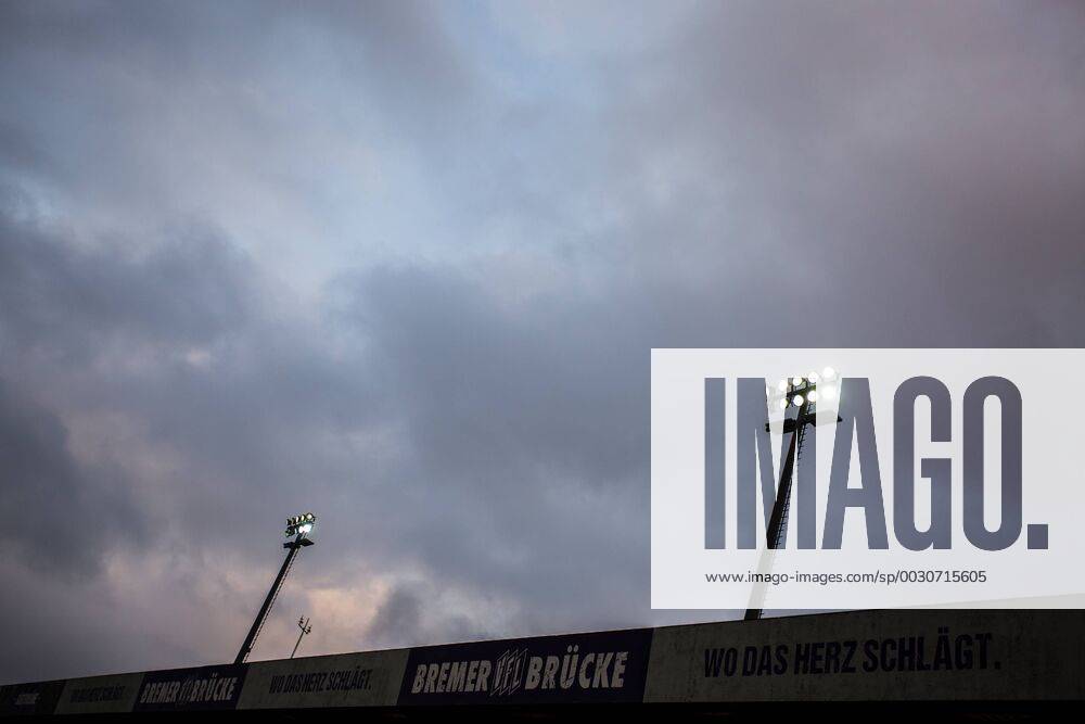 GER DFB Pokal Runde 2 VfL Osnabrück vs 1 FC Nürnberg 25 10 2017 Stadium at the Bremer Brücke Osnabrück GER DFB Cup Round 2 VfL Osnabrück vs 1 FC Nürnberg in pictures pictures shows Flutlichtmasten Stadion at the Bremer Brücke nordphotox xRauch nph00251