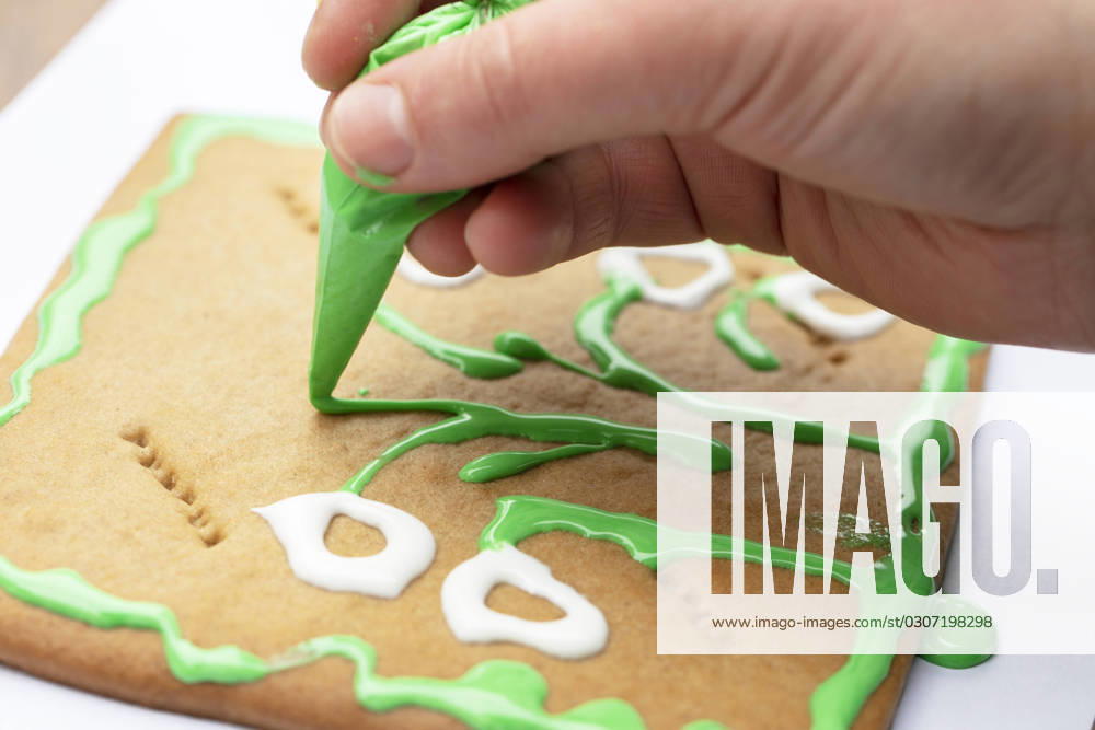 Draw with cream icing on a gingerbread master class. Draw with cream icing on a gingerbread master class.