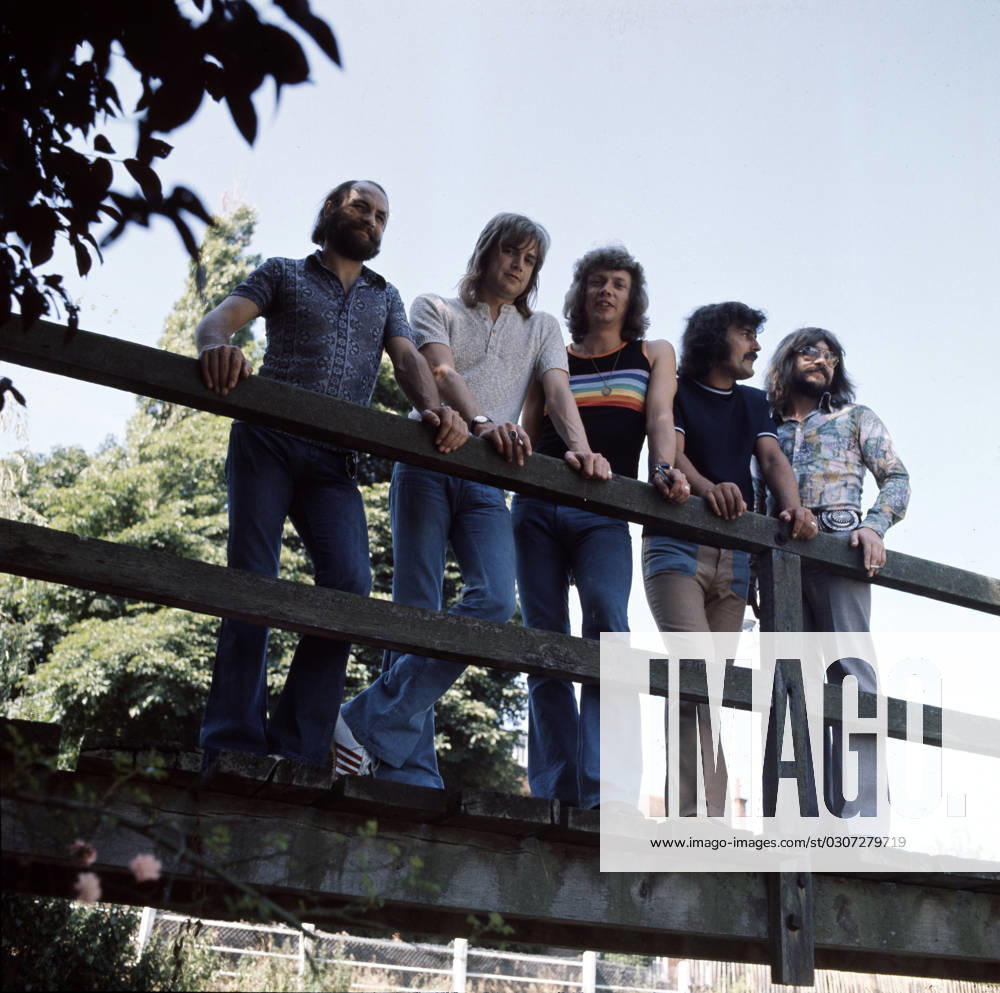 Moody Blues Portrait Moody Blues photographed outdoors on a small river crossing in 1972. The band consisted of Ray Thomas, Michael Pinder, Justin Hayward, John Lodge and Graeme Edge. *Higher Rates Apply*Please Negotiate Fees*, Credit:Michael Putland Avalon