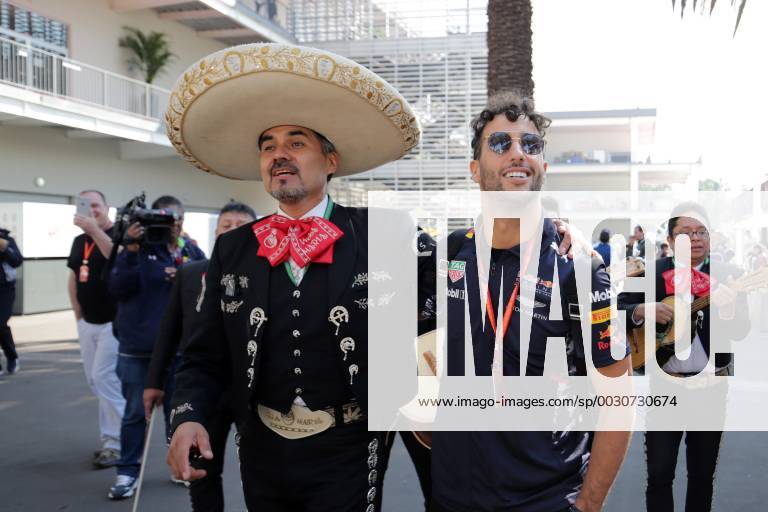 Daniel Ricciardo (AUS) Red Bull Racing RB13 Mexican Grand Prix, Mexico City 26 - 29 October 2017 26.10.2017 - Daniel Ricciardo (AUS) Red Bull Racing RB13