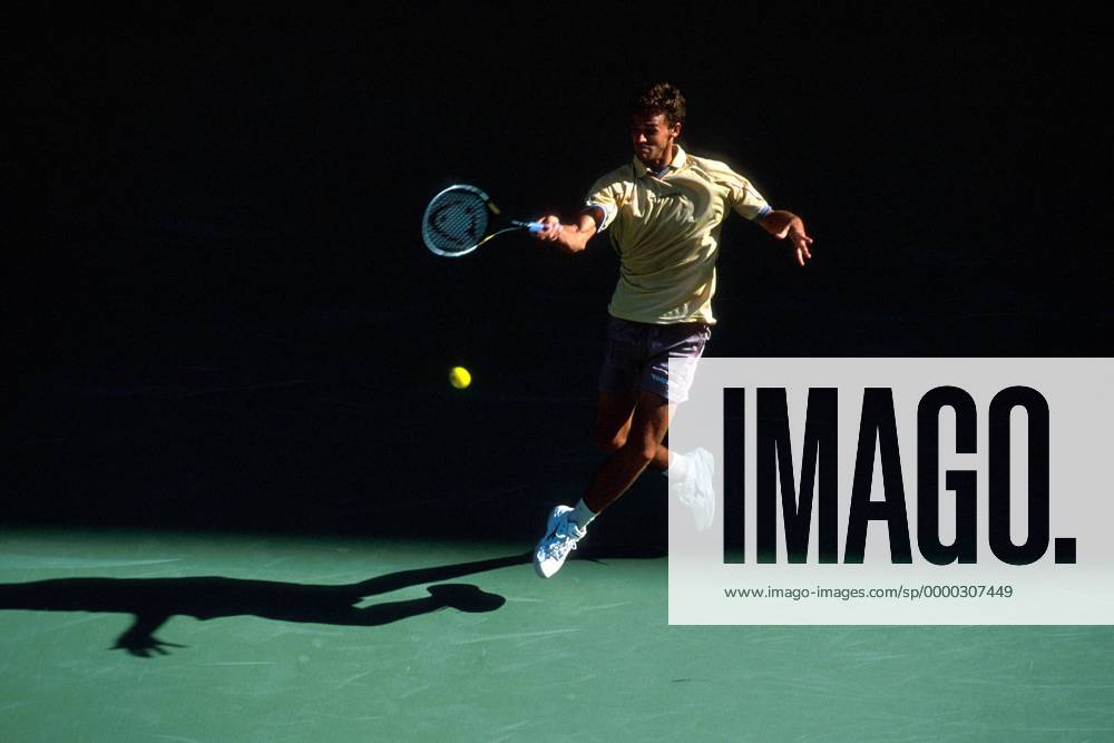 Gustavo Kuerten (Brasilien ) - Vorhand Tennis Herren Australian Open 2001, Grand Slam, ATP-Tour, Hartplatz, Hardcourt, Hartplatztennis, Hartplatzturnier, Einzelbild Flinders Park Melbourne Höhe, Dynamik,