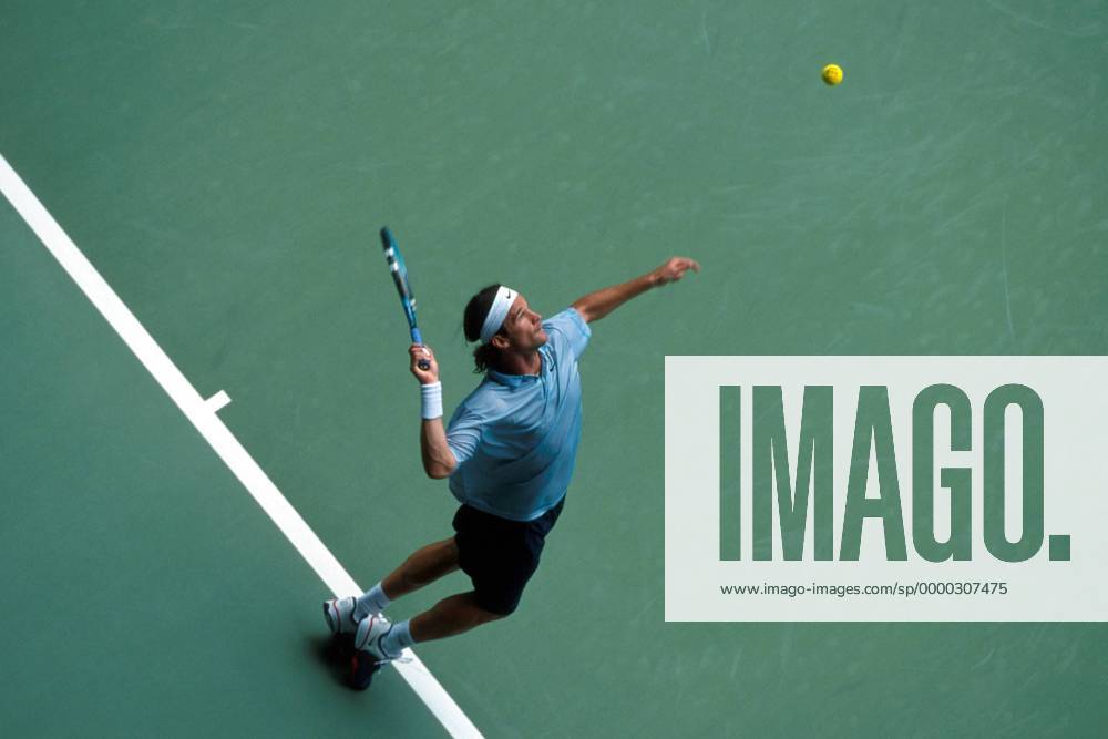 Carlos Moya (Spanien) - Aufschlag Tennis Herren Australian Open 2001, Grand Slam, ATP-Tour, Hartplatz, Hardcourt, Hartplatztennis, Hartplatzturnier, Einzelbild Flinders Park Melbourne