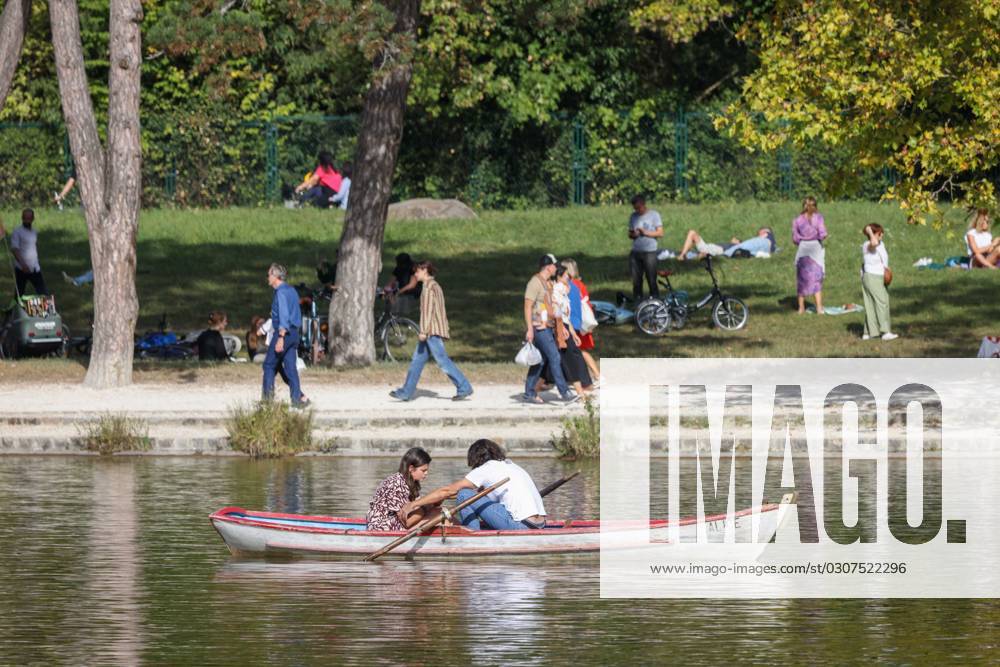 Paris, France le 08 octobre 2023 - Illustration automne au bord du Lac du Bois de Vincennes par une journee estivale - Autumn illustration at the edge of Lac du Bois de Vincennes on a summer day