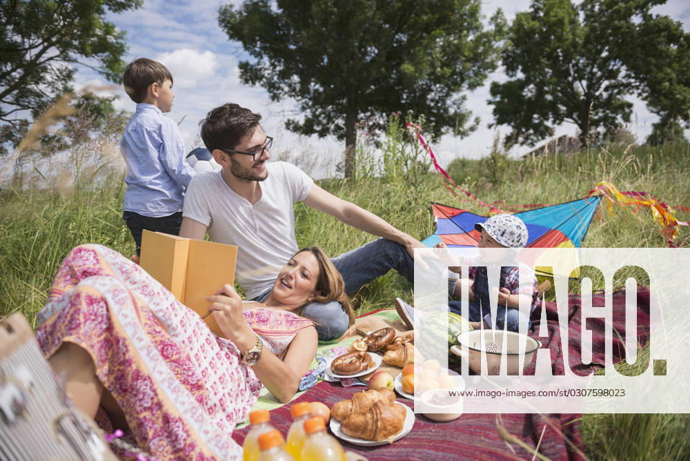 Family enjoying picnic in the countryside, Bavaria, Germany Germany CR_EDDR160709-01940-01 ,model released, Symbolfoto