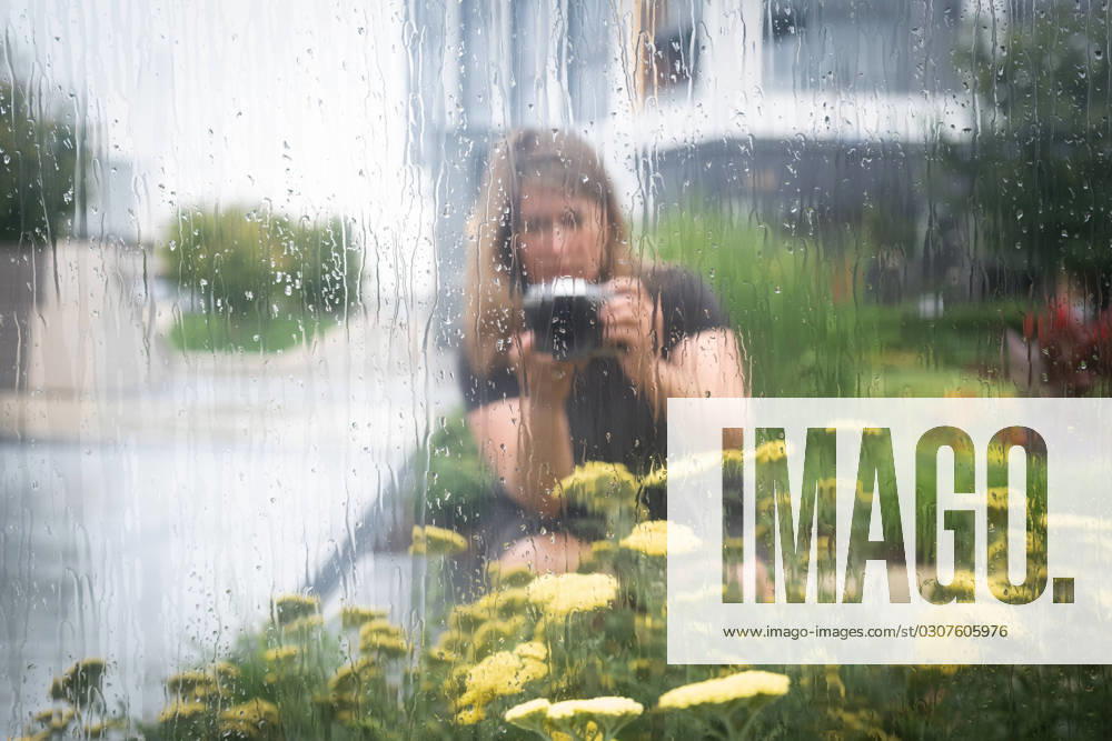 Portrait of woman taking photographs of flowers outside. Washington, District of Columbia, United States R_YWPB231005F-1261723-01 ,model released, Symbolfoto