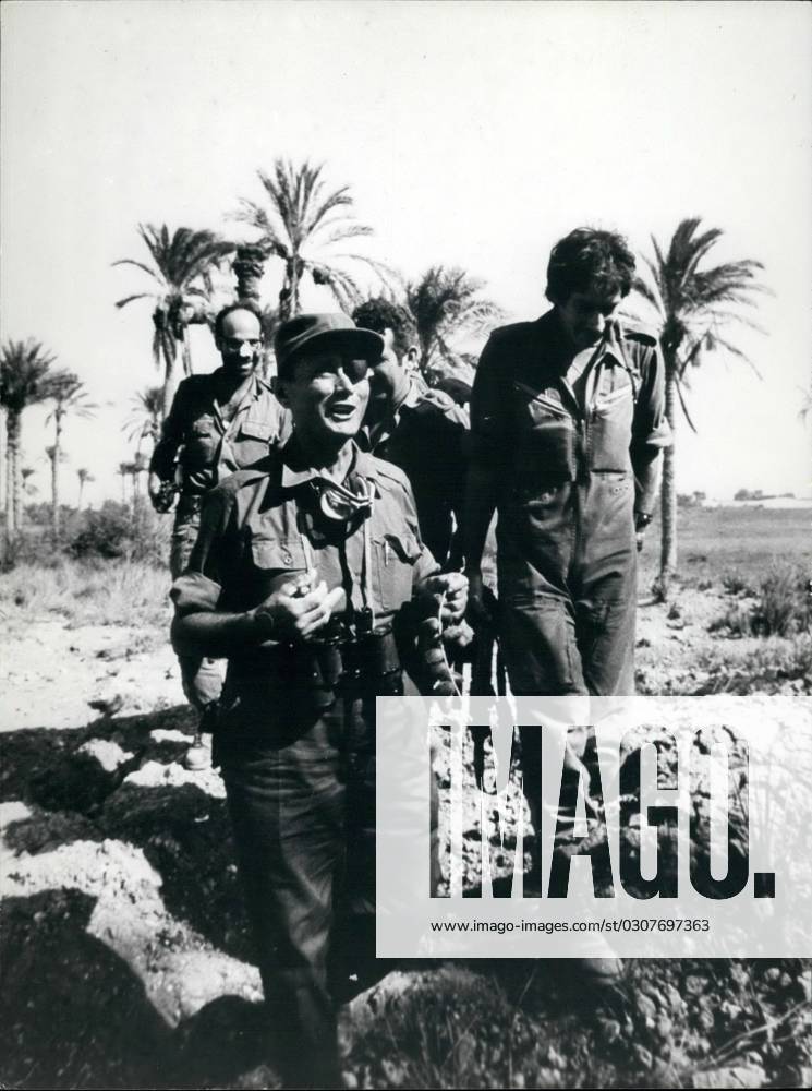 1973 - Suez, Egypt - Israeli defense secretary MOSHE DAYAN on the Egyptian side of the Suez Canal, eating dates during the Yom Kippur War 1973. Suez Egypt - ZUMAk09_ 19600104_baf_k09_194