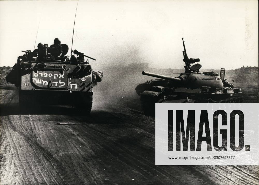 1973 - Suez, Eggypt: Israeli tanks during the Yom Kippur War. The Israeli forces just took on a violent offensive in the west on the Suez Canal by penetrating several kilometers of Egyptian territory. On the Northern Front, the battles double in violence. Suez Egypt - ZUMAk09_ 19600115_baf_k09_109