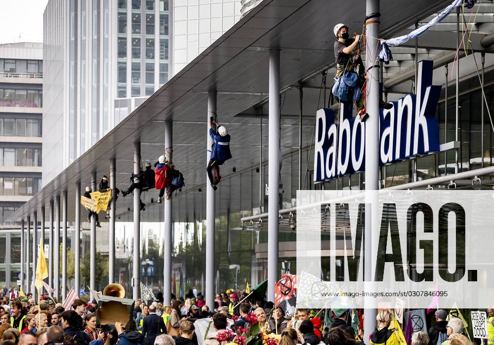 Niederlande, Extinction Rebellion und Greenpeace Protest an Rabobank Zentrale in Utrecht UTRECHT - Activists block the main entrance to the Rabobank headquarters during a joint action by XR and Greenpeace. ANP REMKO DE WAAL netherlands out - belgium out