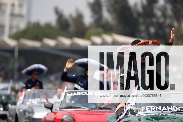Formel 1, GP Mexiko, vor dem Start 29.10.2017 - Fernando Alonso (ESP) McLaren MCL32 Mexican Grand Prix, Mexico City 26 - 29 October 2017 29.10.2017 - Fernando Alonso (ESP) McLaren MCL32
