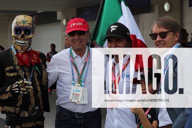 Formel 1, GP Mexiko, vor dem Start 29.10.2017 - Juan Ramirez (MEX) and Emerson Fittipaldi (BRA) Mexican Grand Prix, Mexico City 26 - 29 October 2017 29.10.2017 - Juan Ramirez (MEX) and Emerson Fittipaldi (BRA)