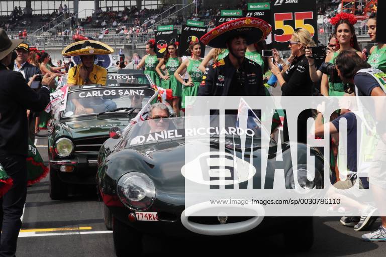 Formel 1, GP Mexiko, vor dem Start 29.10.2017 - Daniel Ricciardo (AUS) Red Bull Racing RB13 Mexican Grand Prix, Mexico City 26 - 29 October 2017 29.10.2017 - Daniel Ricciardo (AUS) Red Bull Racing RB13