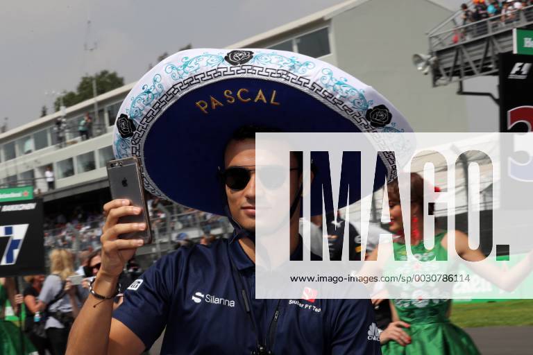 Formel 1, GP Mexiko, vor dem Start 29.10.2017 - Pascal Wehrlein (GER) Sauber C36 Mexican Grand Prix, Mexico City 26 - 29 October 2017 29.10.2017 - Pascal Wehrlein (GER) Sauber C36