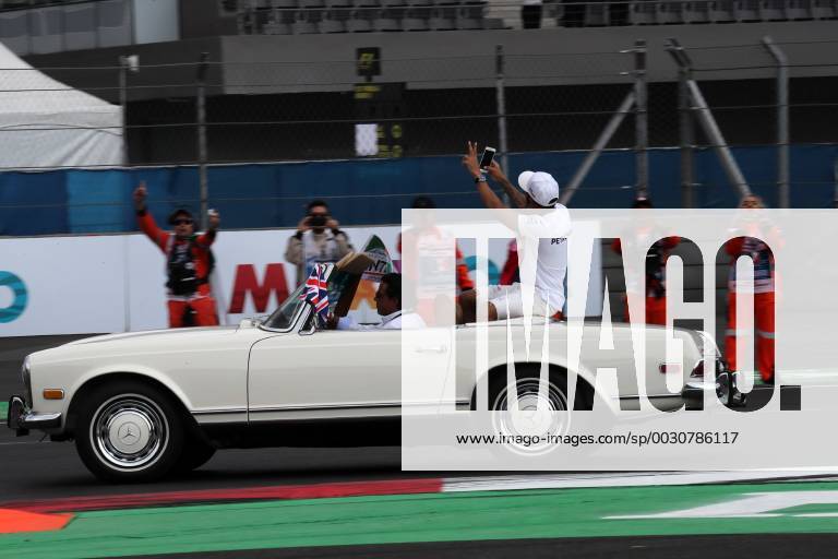 Formel 1, GP Mexiko, vor dem Start 29.10.2017 - Lewis Hamilton (GBR) Mercedes AMG F1 W08 Mexican Grand Prix, Mexico City 26 - 29 October 2017 29.10.2017 - Lewis Hamilton (GBR) Mercedes AMG F1 W08