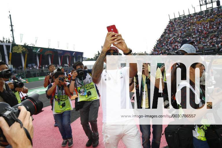 Formel 1, GP Mexiko, vor dem Start Motorsports: FIA Formula One World Championship WM Weltmeisterschaft 2017, Grand Prix of Mexico, 44 Lewis Hamilton (GBR, Mercedes AMG Petronas F1 Team), Mexico-City Mexico