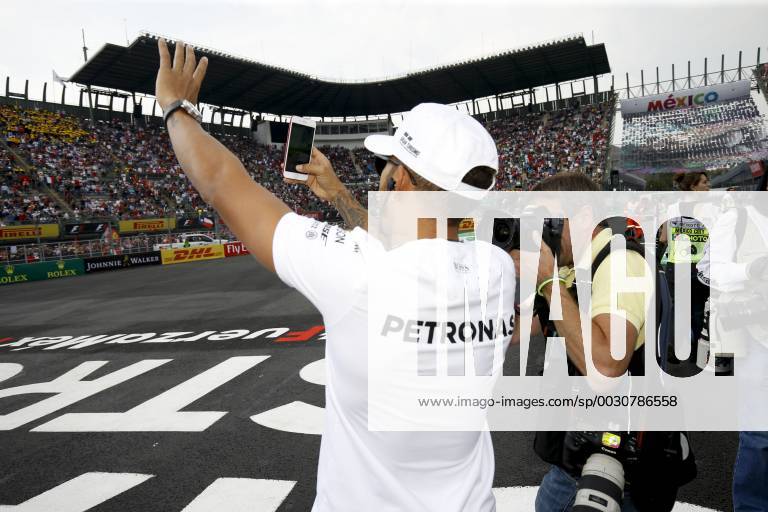 Formel 1, GP Mexiko, vor dem Start Motorsports: FIA Formula One World Championship WM Weltmeisterschaft 2017, Grand Prix of Mexico, 44 Lewis Hamilton (GBR, Mercedes AMG Petronas F1 Team), Mexico-City Mexico
