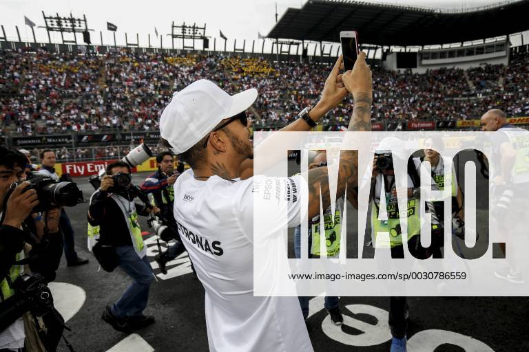 Formel 1, GP Mexiko, vor dem Start Motorsports: FIA Formula One World Championship WM Weltmeisterschaft 2017, Grand Prix of Mexico, 44 Lewis Hamilton (GBR, Mercedes AMG Petronas F1 Team), Mexico-City Mexico