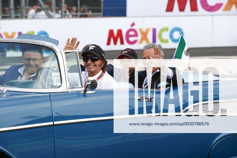 Formel 1, GP Mexiko, vor dem Start Motorsports: FIA Formula One World Championship WM Weltmeisterschaft 2017, Grand Prix of Mexico, Emerson Fittipaldi, Chase Carey (USA, CEO and Executive Chairman of Formula One Group) Mexico-City Mexico