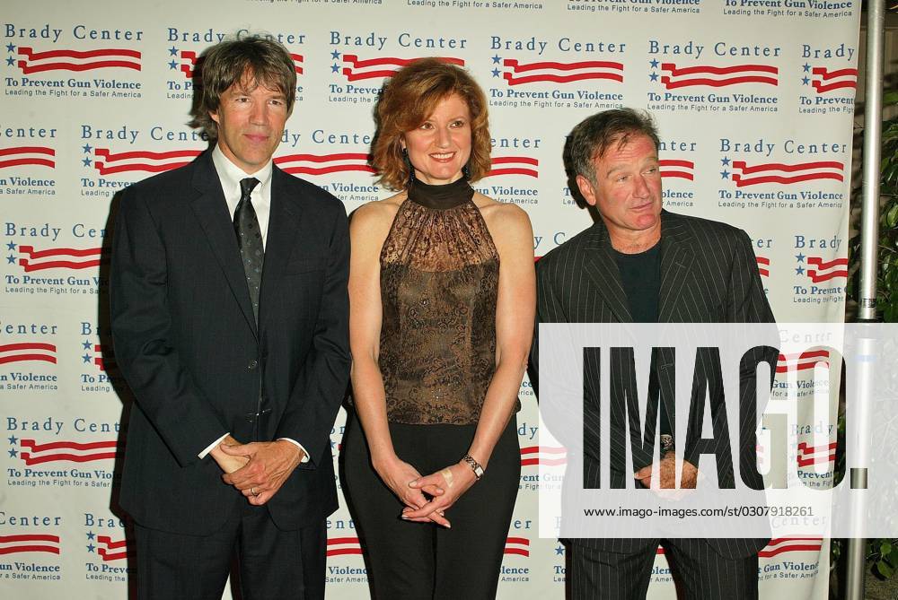 At the Brady Center to Prevent Gun Violence Benefit at the Beverly Hilton Hotel, Beverly Hills, CA. 10-07-04 David E. Kelley, Arianna Huffington and Robin Williams at the Brady Center to Prevent Gun Violence Benefit at the Beverly Hilton Hotel, Beverly Hills, CA. 10-07-04 Beverly Hills Calif United States