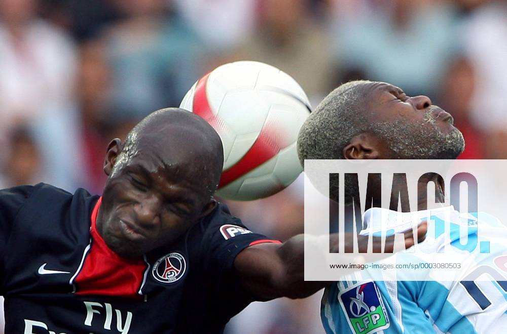 Djibril Cisse (Marseille, re.) gegen Zoumana Camara (Paris St. Germain) - (pan21985) Fußball Herren Ligue 1 2007 2008, 1. Französische Liga, Paris St. Germain - Olympique Marseille 1:1, PSG, Saint, OM Gruppe Paris Dynamik, Kampf, Fußball Herren Ligue 1 2007 2008, 1. Französische Liga, Paris St. Germain - Olympique Marseille 1:1, PSG, Saint, OM Gruppe Paris Dynamik, Kampf,