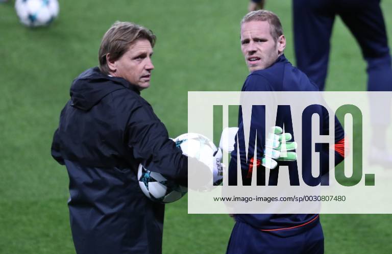 Anderlecht s keeper trainer Max de Jong and Anderlecht s goalkeeper Matz Sels pictured during a training of Belgian soccer team RSC Anderlecht, Monday 30 October 2017 in Paris, France. Tomorrow Anderlecht is playing a game in the group stage (Group B) of the UEFA Champions League competition against French PSG. VIRGINIExLEFOUR x05192887x