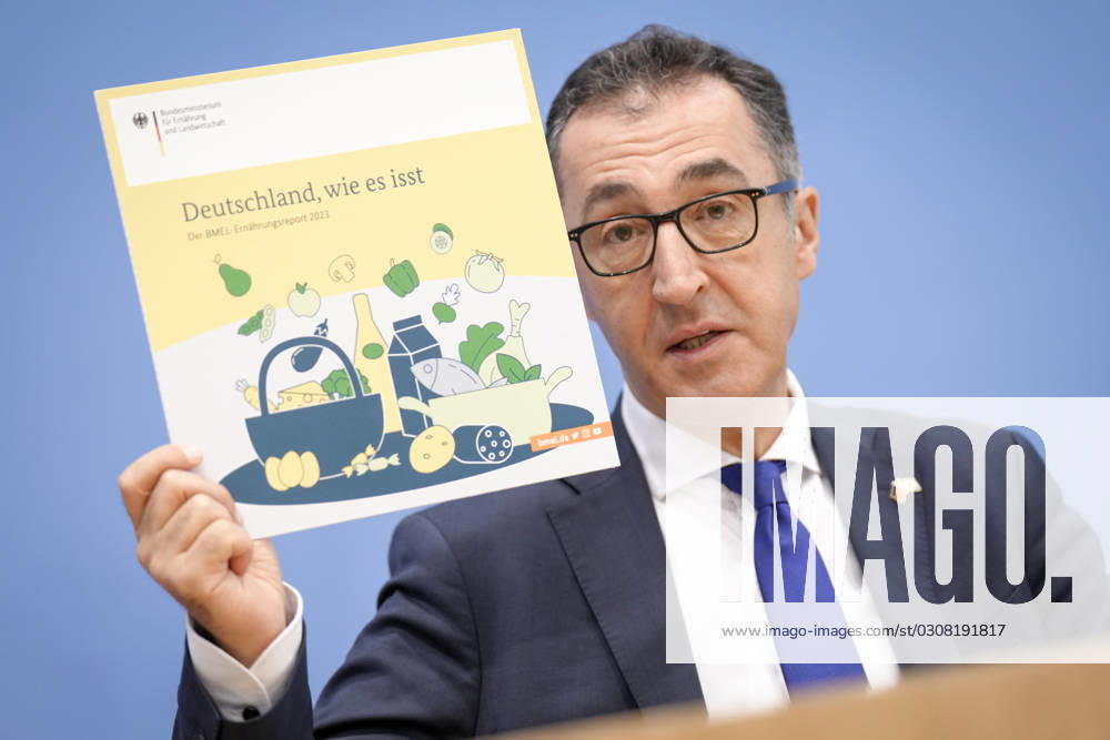 Bundespressekonferenz, presentation of the Ernaehrungsreport 2023 Cem Oezdemir Gruene shows up a board with the cover page of the report, at the presentation of the Ernaehrungsreport 2023, Berlin , 13 10 2023 Berlin Berlin Germany
