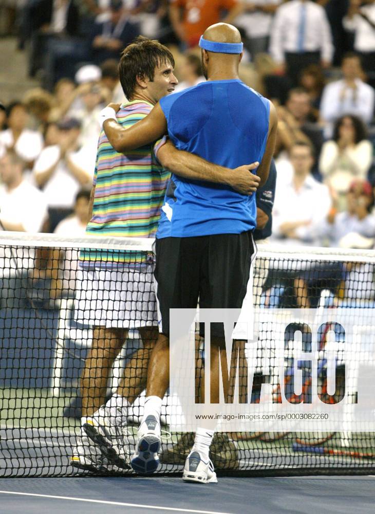 Fabrice Santoro (Frankreich, li.) gratuliert James Blake (USA) - (Icon2500706) Tennis Herren US Open 2007, Grand Slam, ATP Tour Gruppe Flushing Meadow New York, NY, N Y Tennis Herren US Open 2007, Grand Slam, ATP Tour Gruppe Flushing Meadow New York, NY, N Y