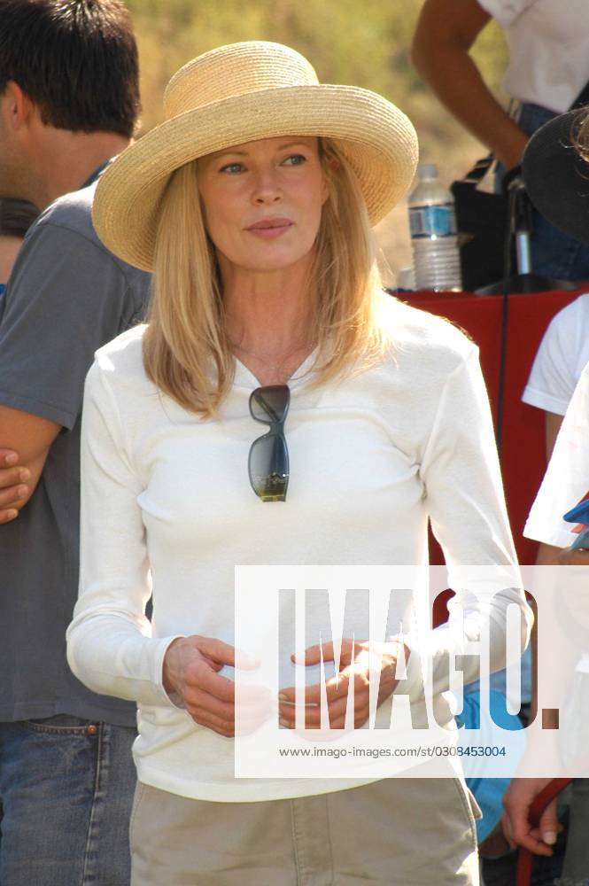At 2nd Annual Nuts for Mutts Dog Show and Pet Fair, Pierce College, Woodland Hills, Calif, 05-18-03 Kim Basinger at 2nd Annual Nuts for Mutts Dog Show and Pet Fair, Pierce College, Woodland Hills, Calif, 05-18-03 Woodland Hills CA United States