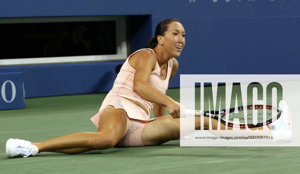 Jelena Jankovic (Serbien) im Spagat - (NYP200709051234) Tennis Damen US Open 2007, Grand Slam, WTA Tour Einzelbild Flushing Meadow New York, NY, N Y Tennis Damen US Open 2007, Grand Slam, WTA Tour Einzelbild Flushing Meadow New York, NY, N Y