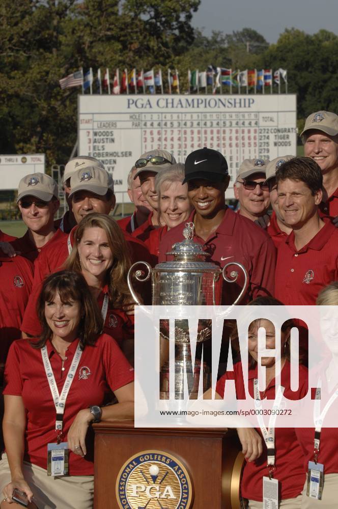PGA Championship Sieger Eldrick Tiger Woods (USA) posiert mit der Wanamaker Trophy und den Marshals - (Icon43872877) Golf Herren PGA Championship 2007, Tour Gruppe Tulsa Freude, Golf Herren PGA Championship 2007, Tour Gruppe Tulsa Freude,