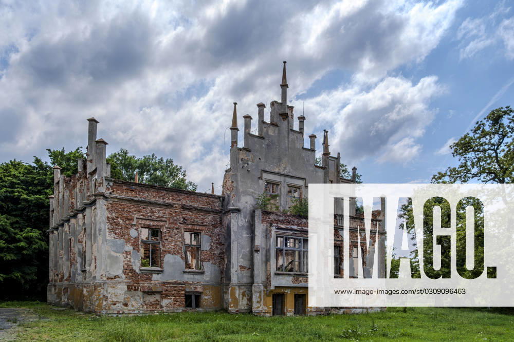 Schloss Rosen, Woiwodschaft Opole, Polen Die Ruine von Schloss Rosen, eines neogotischen Bauwerks aus der zweiten Hälfte des 19. Jahrhunderts, ist eines der Baudenkmäler von Roznow (Rosen), Gemeinde Wolczyn, Kreis Kluczbork, Woiwodschaft Opole, Polen. The ruin of Rosen Manor, a neo-Gothic edifice from the second half of the 19th century, is one of the architectural monuments of Roznow (Rosen), Wolczyn municipality, Kluczbork district, Opole voivodeship, Poland.