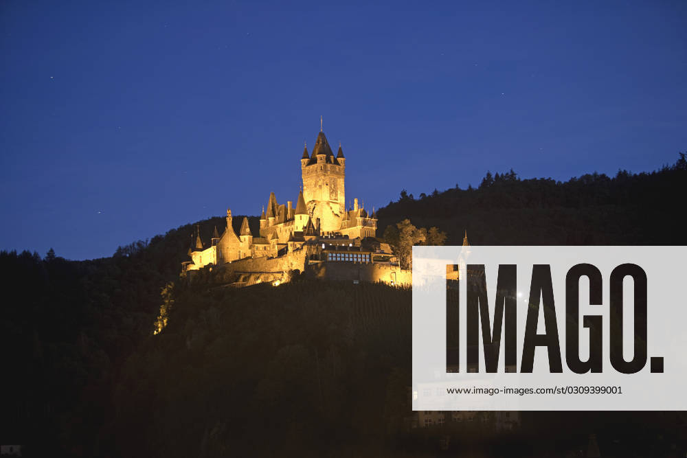 Angestrahlte Reichsburg Cochem on Evening, Germany, Rhineland Palatinate, Cochem illuminated Cochem Imperial Castle in The evening, Germany, Rhineland Palatinate, Cochem BLWS696529