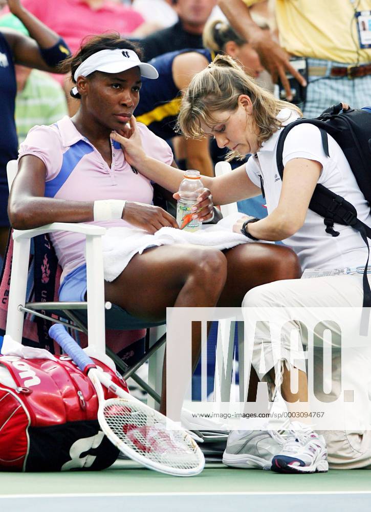 Venus Williams (USA) lässt während der Pause ihren Puls kontrollieren - (nyp20070907121) Tennis Damen US Open 2007, Grand Slam, WTA Tour Gruppe Flushing Meadow New York, NY, N.Y. Tennis Damen US Open 2007, Grand Slam, WTA Tour Gruppe Flushing Meadow New York, NY, N.Y.