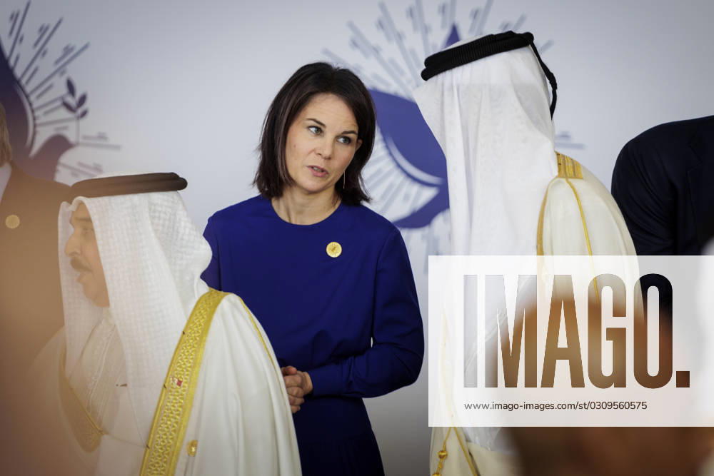 Annalena Baerbock Buendnis 90 Die Gruenen , German Foreign Minister, and Tamim bin Hamad Al Thani, Emir of Qatar, photographed at the Cairo Summit for Peace in Cairo, 21 10 2023 Cairo Egypt