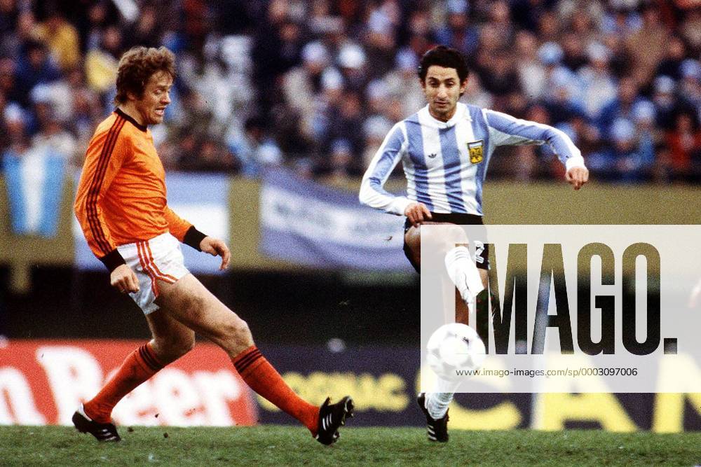 Osvaldo Ardiles (Argentinien, re.) am Ball, daneben Arie Haan (Niederlande) - Fußball Länderspiel Herren WM 1978, Nationalmannschaft, Nationaltrikot, Finale, Endspiel Gruppe Buenos Aires Dynamik, Fußball Länderspiel Herren WM 1978, Nationalmannschaft, Nationaltrikot, Finale, Endspiel Gruppe Buenos Aires Dynamik,