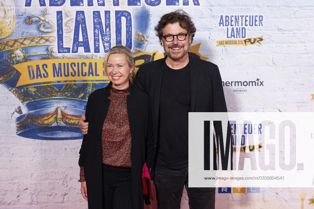 Musician Eric Bazilian The Hooters and wife Sarah Bazilian l at the premiere of the PUR musical Abenteuerland at the Capitol Theater Düsseldorf, 22 10 2023 NRW Germany