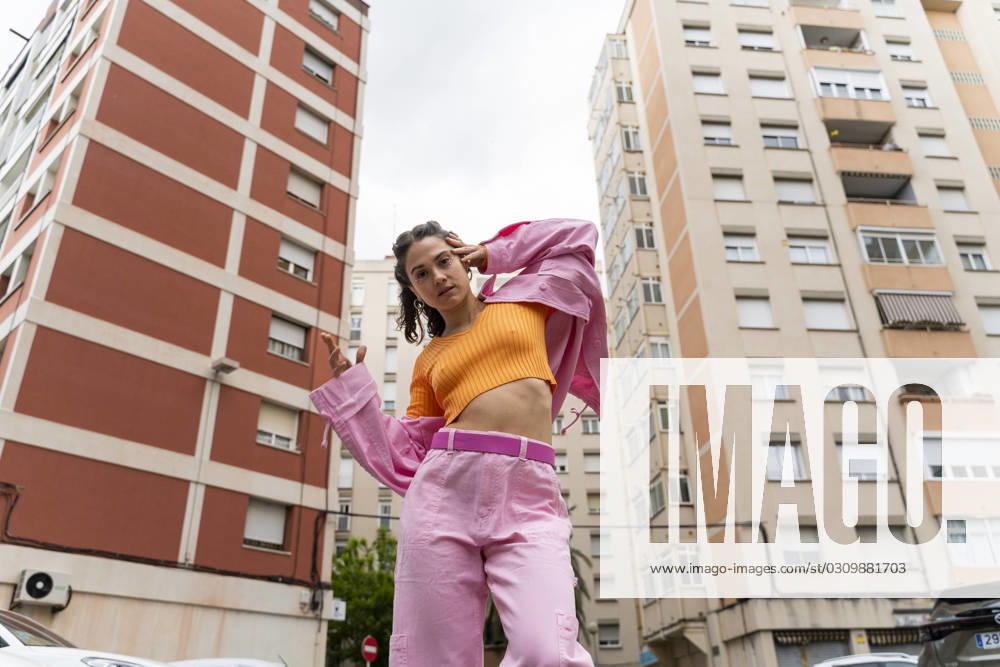 Woman dancing in front of building model released, Symbolfoto, AFVF09285
