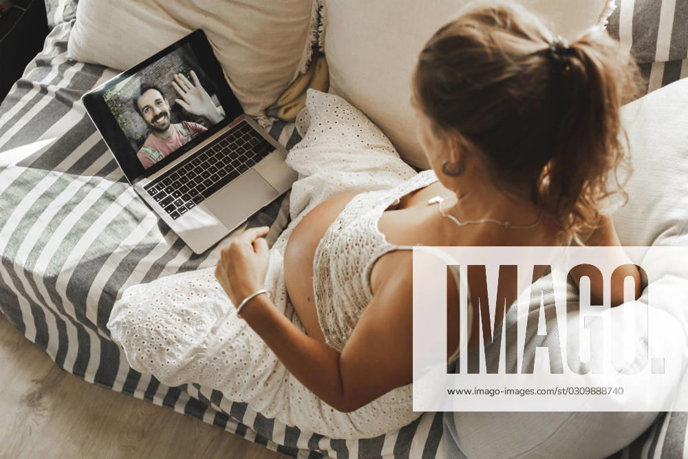 Pregnant woman talking on video call at home model released, Symbolfoto property released, PCLF00737