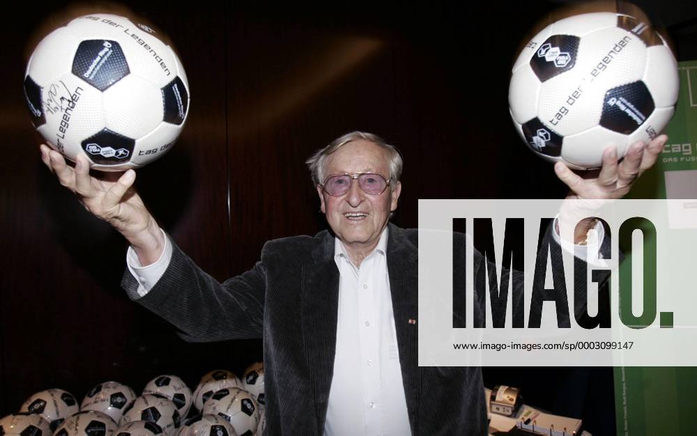 Trainerlegende Rudi Gutendorf (Deutschland) bei der Nacht der Legenden mit zwei Bällen der Veranstaltung Fußball Herren Tag der Legenden 2007, Charity, soziales Engagement, Sozialengagement, Vdig o0 Gala Einzelbild o0 Schmidts Tivoli Hamburg Fußball Herren Tag der Legenden 2007, Charity, soziales Engagement, Sozialengagement, Vdig o0 Gala Einzelbild o0 Schmidts Tivoli Hamburg