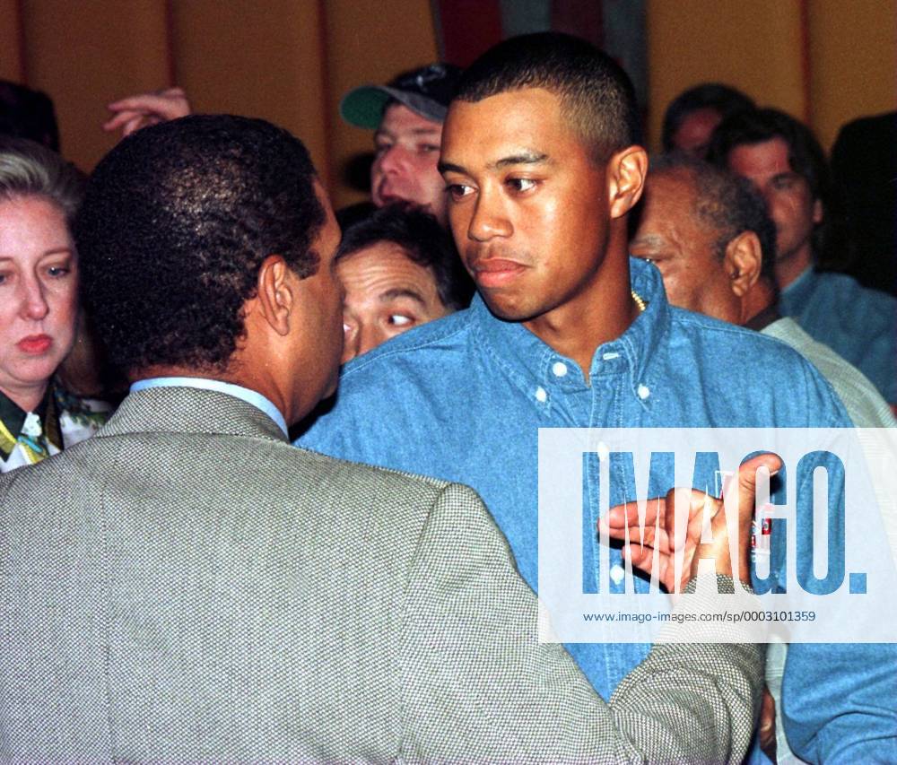 Eldrick Tiger Woods (re.) und TV Moderator Bryant Gumbel (beide USA) bei einer Benefizveranstaltung zugunsten der Tiger Woods Foundation - (NYP97061601) Golf Herren Benefiz 1997, Soziales Engagement, Sozialengagement, Charity Gruppe New York NY N.Y. Golf Herren Benefiz 1997, Soziales Engagement, Sozialengagement, Charity Gruppe New York NY N.Y.