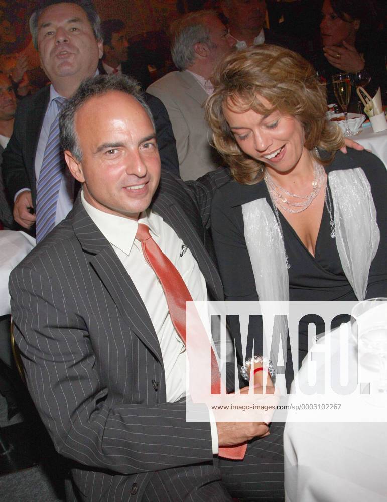 Hansi Müller (Deutschland, vorn li.) mit seiner Partnerin Elke Röhrle während der Nacht der Legenden, ARD Moderator Waldemar Hartmann (Deutschland) macht sich dahinter bemerkbar Fußball Herren Tag der Legenden 2007, Ex Ehemaliger Ehemalige Ehemalig Gala Vdig Gruppe Schmidts Tivoli Schmidt s Hamburg Fußball Herren Tag der Legenden 2007, Ex Ehemaliger Ehemalige Ehemalig Gala Vdig Gruppe Schmidts Tivoli Schmidt s Hamburg