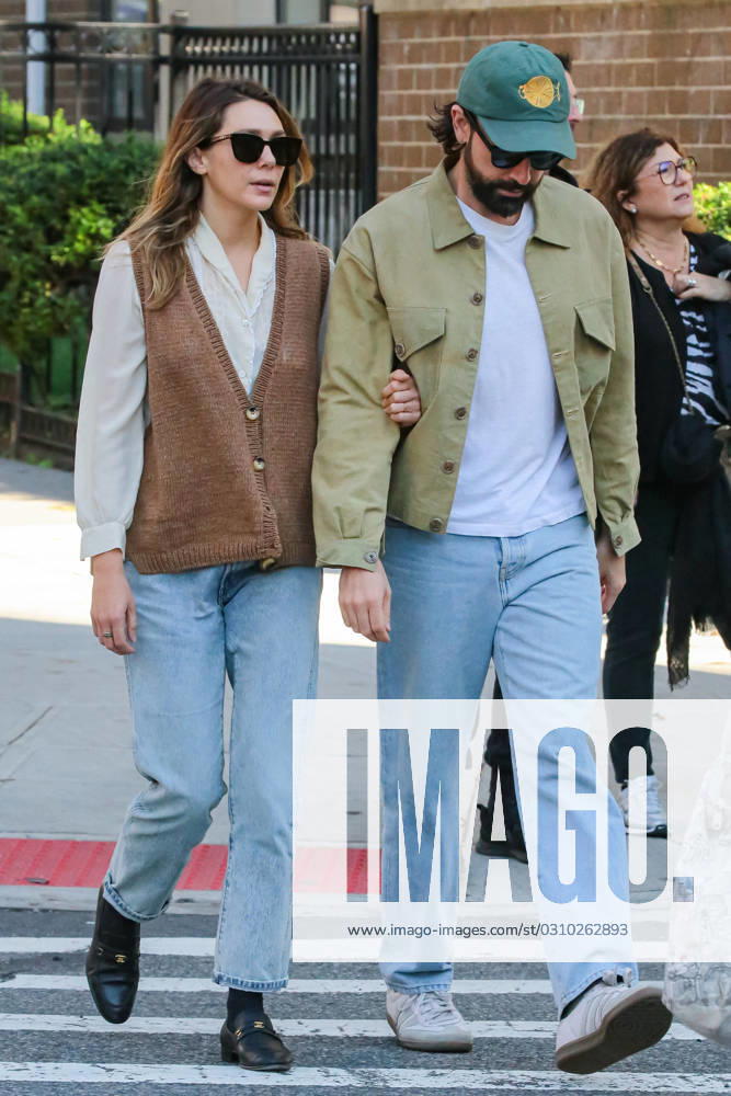 Elizabeth Olsen and her husband Robbie Arnett run errands. Featuring: Elizabeth Olsen and husband Robbie Arnett Where: New York, New York, United States When: 25 Oct 2023 Credit: BauerGriffin INSTARimages . NOT FOR USE BY NEWSPAPERS BASED IN THE UK.